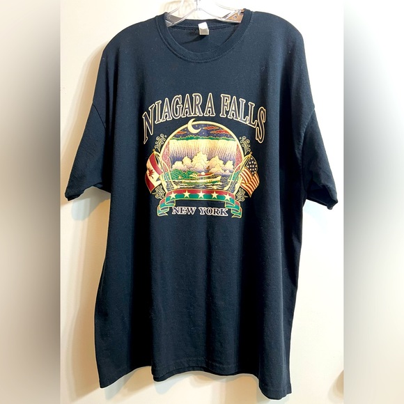 T-shirt The Tiki Bar – Surrender The Booty – Noir – 2XL Homme – Gildan